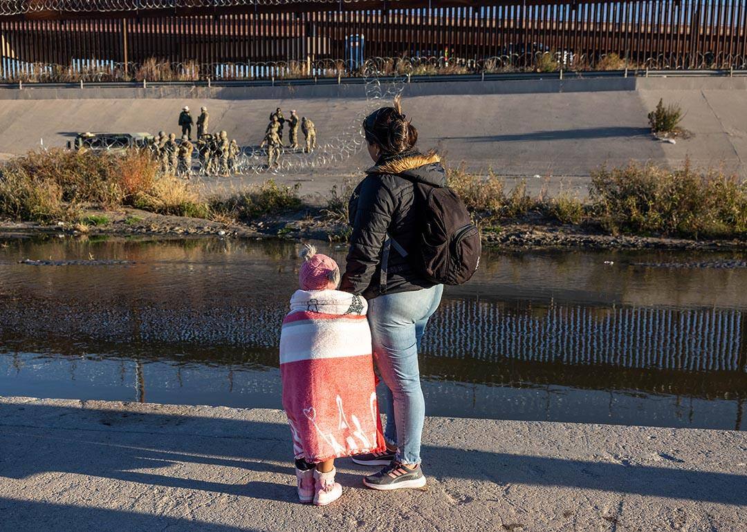 19th-women-crossing-border